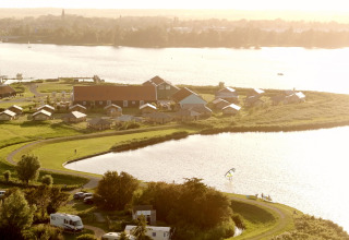 Luftaufnahme von Erfgoedpark de Hoop Glampingtenten, Luxuscampingplatz am See in Nordholland, Niederlande.