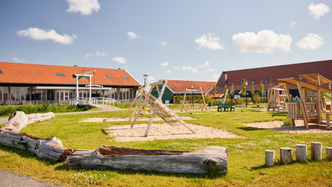 Aire de jeux avec structures en bois et sable à Erfgoedpark de Hoop, glamping en Hollande du Nord.