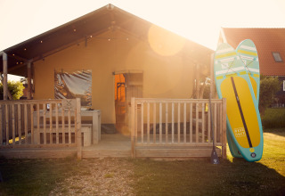 Hébergement glamping à Erfgoedpark de Hoop avec terrasse en bois ensoleillée et paddles, Noord-Holland, Pays-Bas.