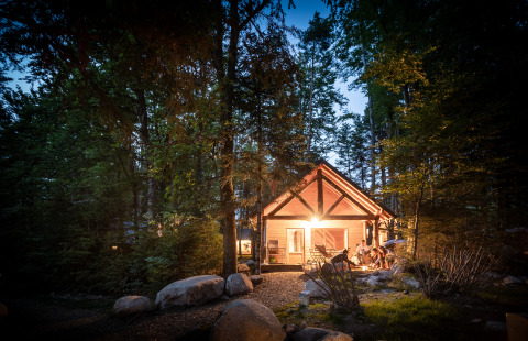 Suggestiva baita nei boschi al tramonto presso Village Huttopia Forêt des Vosges, esperienza glamping Vogezen.