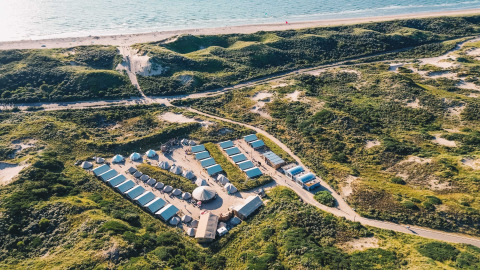 Luftaufnahme von Surfana Family Camp Bloemendaal - Glamping in Noord-Holland direkt am Strand.