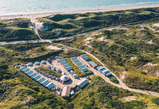 Luftfoto af Surfana Family Camp Bloemendaal glampingplads ved stranden i Noord-Holland, Holland.