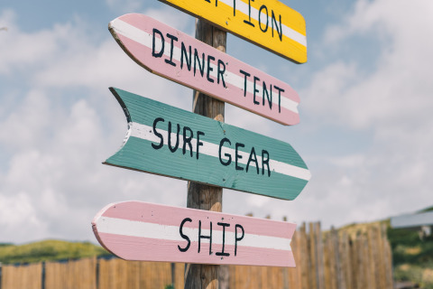 Farverig vejskilt ved Surfana Family Camp Bloemendaal Glamping i Noord-Holland, campering, Holland.