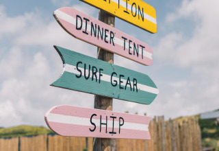 Farverig vejskilt ved Surfana Family Camp Bloemendaal Glamping i Noord-Holland, campering, Holland.