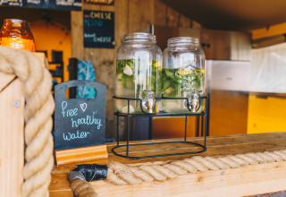 Eau saine et gratuite aux citrons et herbes en bonbonnes chez Surfana Family Camp Bloemendaal Glamping, Hollande.