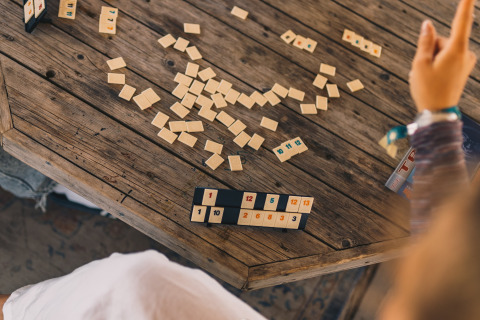 Un gioco da tavolo viene giocato su un tavolo di legno al Surfana Family Camp Bloemendaal Glamping in Noord-Holland.