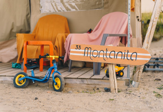 Glamping-Unterkunft bei Surfana Family Camp Bloemendaal in Nordholland mit Kinderrad und Terrasse.