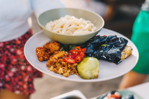 Primer plano de una comida deliciosa servida en Surfana Family Camp Bloemendaal Glamping en Noord-Holland.