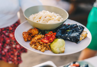 Primer plano de una comida deliciosa servida en Surfana Family Camp Bloemendaal Glamping en Noord-Holland.