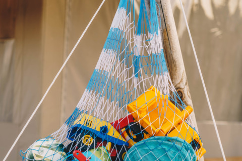 Giochi e articoli da spiaggia in una rete al Surfana Family Camp Bloemendaal, Glamping Noord-Holland, Paesi Bassi.