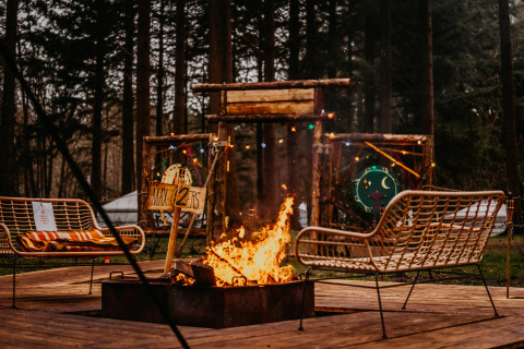 Kampvuurplek met gezellige zitjes op het glampingterrein Winterwoods - Yurts Drenthe in het bos.