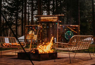 Kampvuurplek met gezellige zitjes op het glampingterrein Winterwoods - Yurts Drenthe in het bos.