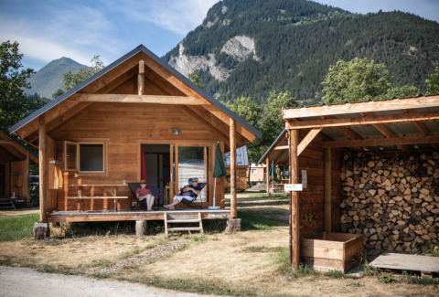 Baite in legno immerse nella natura, Huttopia Bourg-Saint-Maurice - Glamping Savoie, tra le montagne.