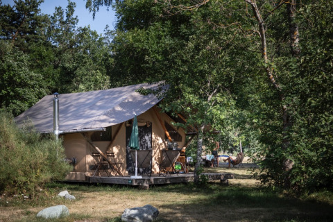 Glamping-indkvartering i skoven ved Huttopia Bourg-Saint-Maurice i Savoie, Frankrig, hyggeligt og naturligt.
