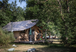 Hébergement glamping en forêt chez Huttopia Bourg-Saint-Maurice en Savoie, France, confortable et naturel.