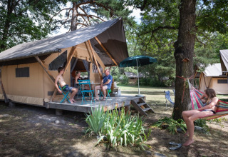Familie genießt entspannte Momente vor einem Glamping-Zelt bei Huttopia Bourg-Saint-Maurice - Glamping Savoie.