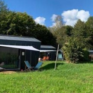 Glampingindkvartering nær Losheim am See med tiny houses i Saarland, idyllisk udsigt over grønne marker.