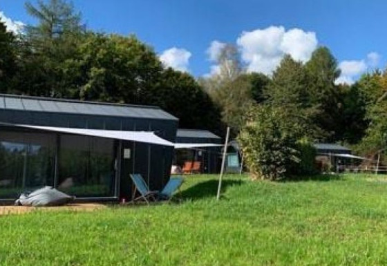 Hébergement glamping Wellnester Camping près de Losheim am See, tiny houses Saarland au cœur de la verdure.