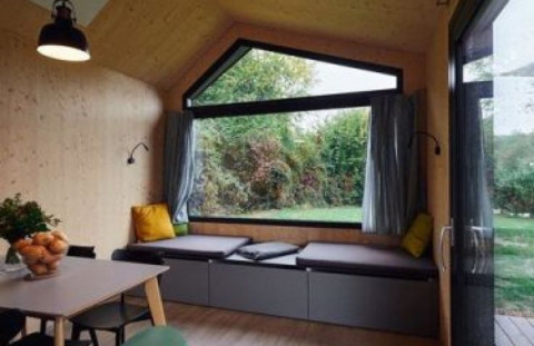 Gemütliches Tiny House mit großem Fenster im Wellnester Camping bei Losheim am See, Saarland.