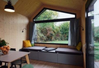 Interieur van een tiny house bij Wellnester Camping bij Losheim am See in Saarland, met tuinzicht.
