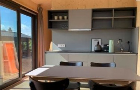 Sistemazione glamping moderna al Wellnester Camping vicino a Losheim am See, Tiny Houses Saarland, cucina.