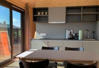 Alojamiento glamping moderno en Wellnester Camping cerca de Losheim am See, Tiny Houses Saarland, cocina.