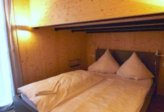 Chambre confortable au Wellnester Camping près de Losheim am See, tiny houses Saarland, murs en bois.