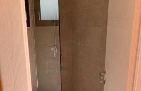 Douche in een tiny house op Wellnester Camping bij Losheim am See, Tiny houses Saarland, Duitsland.