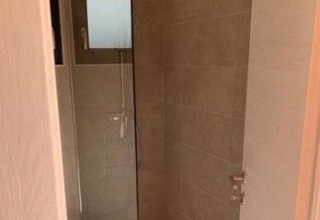 Douche in een tiny house op Wellnester Camping bij Losheim am See, Tiny houses Saarland, Duitsland.