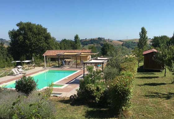 Piscina al aire libre y jardines en Agriturismo Camping Le Marche & Villa Ti Amo - Glamping Le Marche.