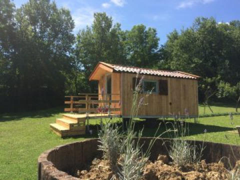 Glamping indkvartering hos Agriturismo Camping Le Marche & Villa Ti Amo - Glamping Le Marche på en grøn mark med træer.