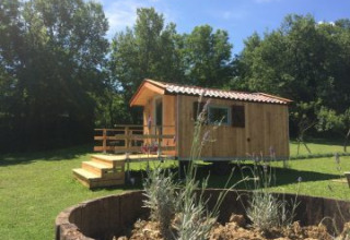 Alloggio glamping presso Agriturismo Camping Le Marche & Villa Ti Amo - Glamping Le Marche in un prato verde.