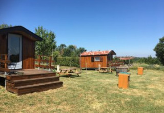 Bungalow in legno e panche presso Agriturismo Camping Le Marche & Villa Ti Amo, glamping in ambiente soleggiato.