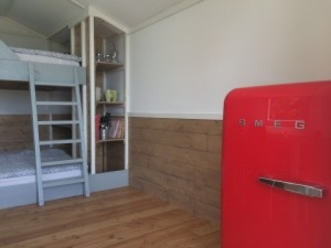 Indretning af Agriturismo Camping Le Marche & Villa Ti Amo Glamping med køjesenge, køleskab og reol.