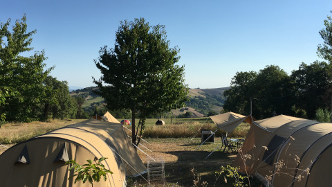Tende di glamping presso Agriturismo Camping Le Marche & Villa Ti Amo con vista sulle colline.