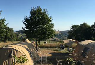 Glamping- en kampeertenten bij Agriturismo Camping Le Marche & Villa Ti Amo met heuvelachtig uitzicht.