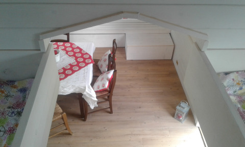 Vista interior del glamping en Agriturismo Camping Le Marche & Villa Ti Amo con área de comedor y camas acogedoras.