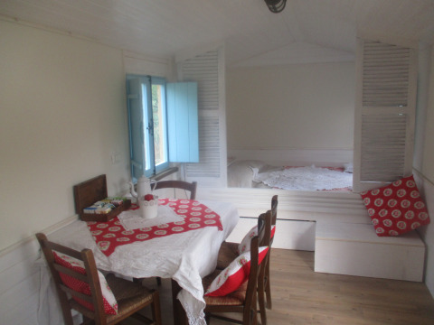 Hyggelig indretning i Agriturismo Camping Le Marche & Villa Ti Amo med spisebord og soveplads, glampingstil.