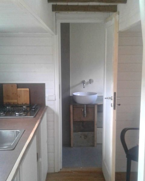 Zona de cocina y baño moderna en glamping de Agriturismo Camping Le Marche & Villa Ti Amo.