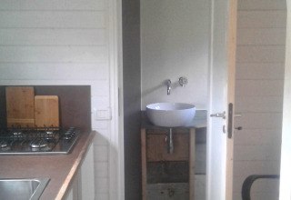 Moderne køkken og badeværelse i glampingbolig hos Agriturismo Camping Le Marche & Villa Ti Amo.