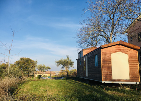 Glamping accommodatie bij Agriturismo Camping Le Marche & Villa Ti Amo met houten huisje en natuur.