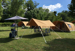 Zona de glamping en Agriturismo Camping Le Marche & Villa Ti Amo con tiendas y sillas al aire libre.