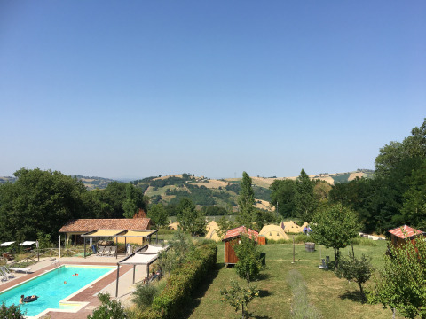 Udsigt over Agriturismo Camping Le Marche & Villa Ti Amo - Glamping Le Marche med pool og telte på landet.