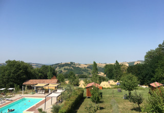 Uitzicht op Agriturismo Camping Le Marche & Villa Ti Amo - Glamping Le Marche met zwembad en tenthuisjes.