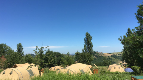 Glamping-oplevelse hos Agriturismo Camping Le Marche & Villa Ti Amo med telte og udsigt over landskabet.