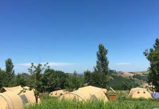 Glamping-oplevelse hos Agriturismo Camping Le Marche & Villa Ti Amo med telte og udsigt over landskabet.