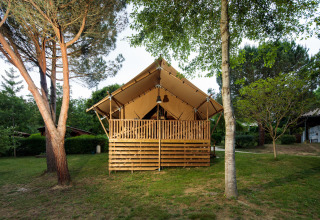 Alojamiento glamping en Camping Pré Fixe - Lodges en los Pirineos, rodeado de árboles y naturaleza.