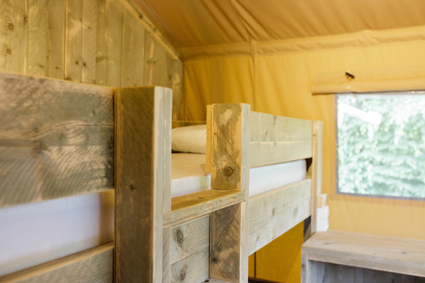 Innenaufnahme einer Glamping-Unterkunft mit Holz-Etagenbett, Camping Pré Fixe in den Pyrenäen