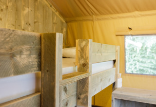 Interno di sistemazione glamping con letto a castello in legno, Camping Pré Fixe sui Pirenei