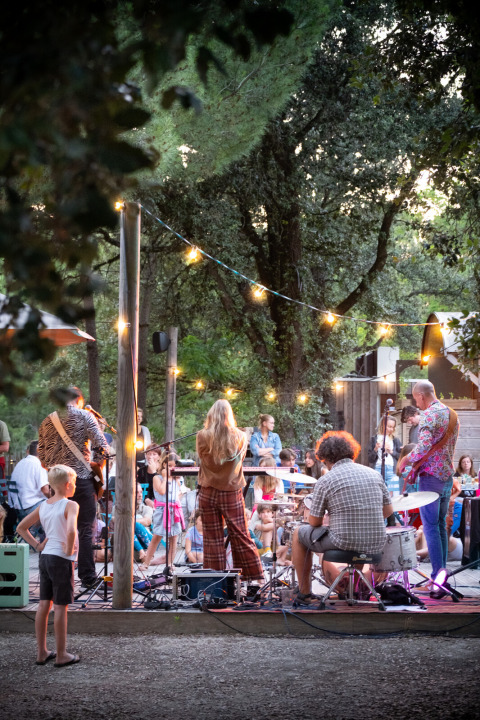 Concert en plein air à Huttopia Oléron les Pins - Glamping Nouvelle-Aquitaine avec familles et enfants.